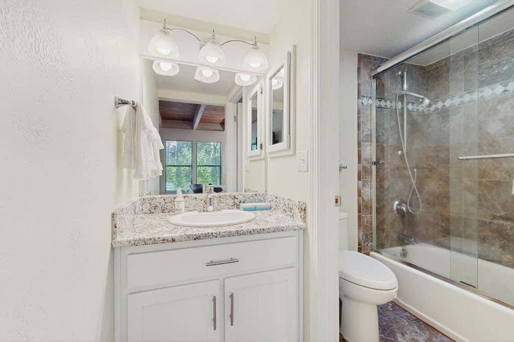 Lovely townhome near lake with wonderful amenities & tons of seasonal activities