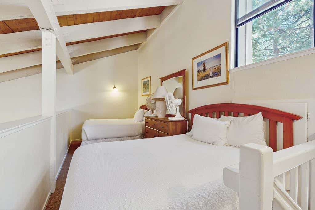 Lovely townhome near lake with wonderful amenities & tons of seasonal activities