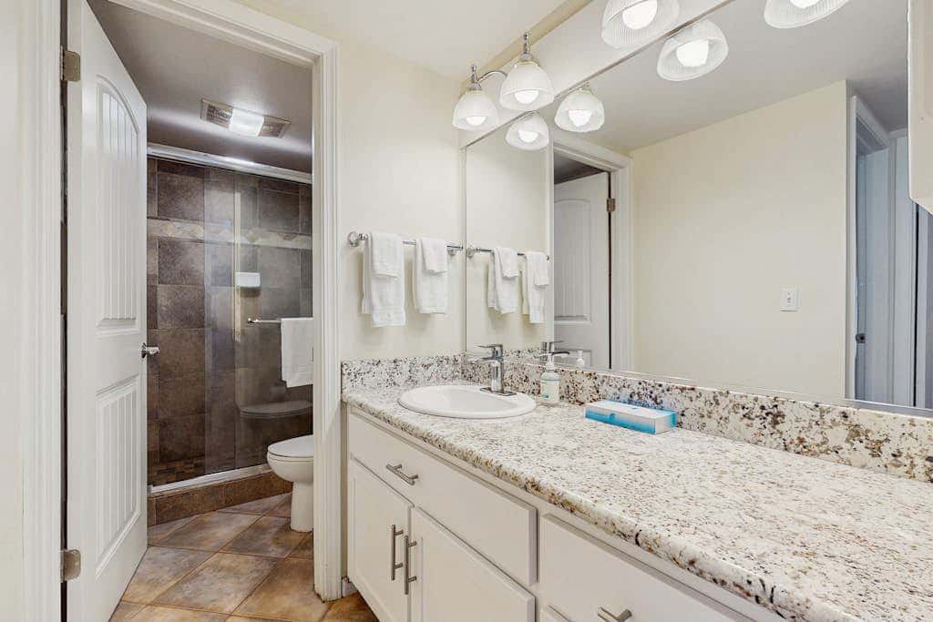 Lovely townhome near lake with wonderful amenities & tons of seasonal activities