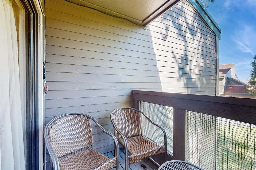 Lovely townhome near lake with wonderful amenities & tons of seasonal activities