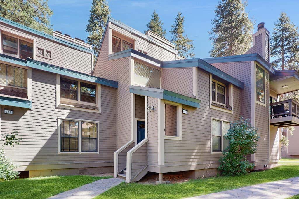 Lovely townhome near lake with wonderful amenities & tons of seasonal activities