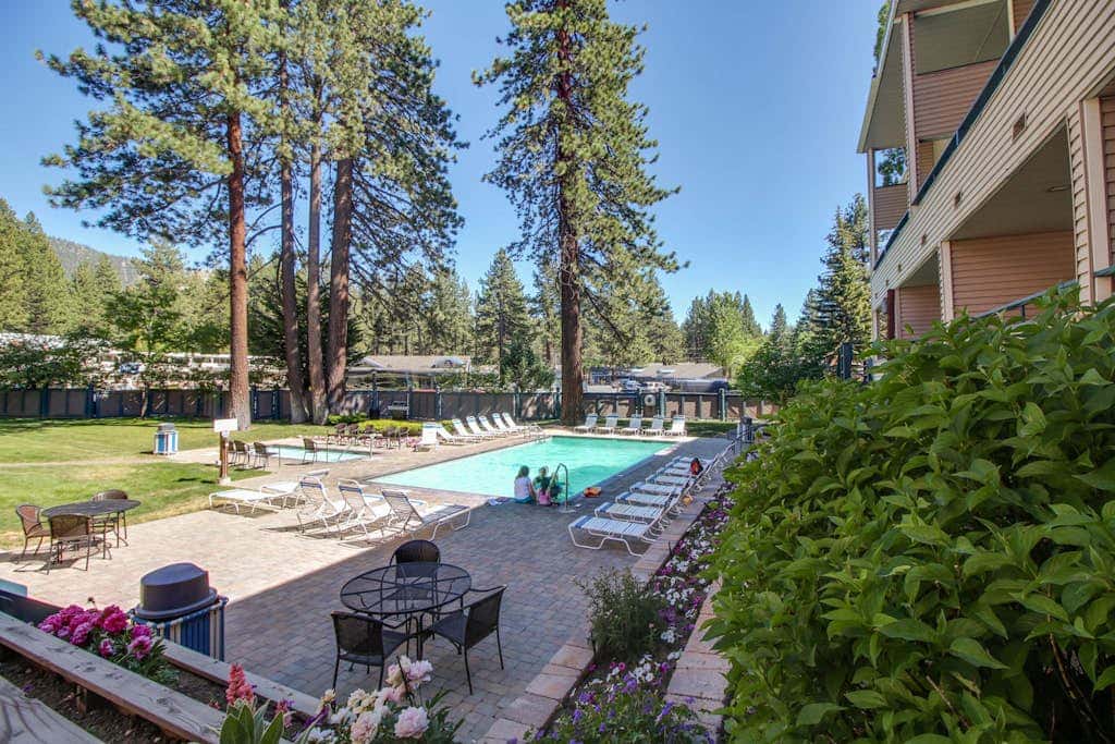 Lovely townhome near lake with wonderful amenities & tons of seasonal activities