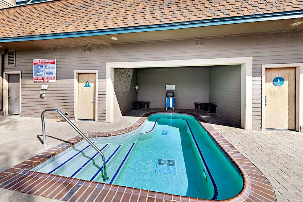 Lovely townhome near lake with wonderful amenities & tons of seasonal activities