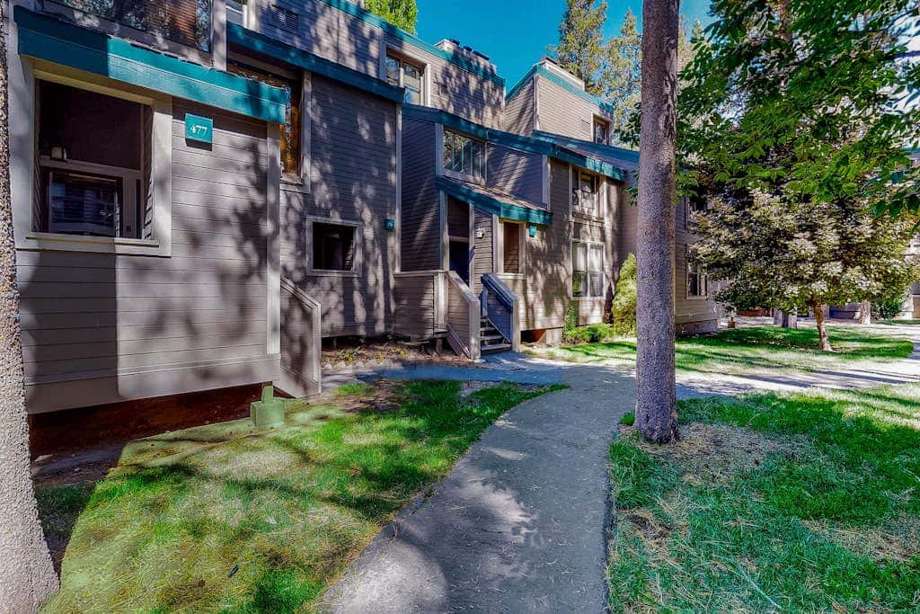 Lovely townhome near lake with wonderful amenities & tons of seasonal activities