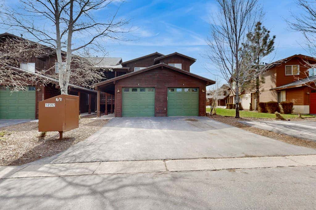 Centrally-Located Condo near Ski Resorts with Gas Fireplace