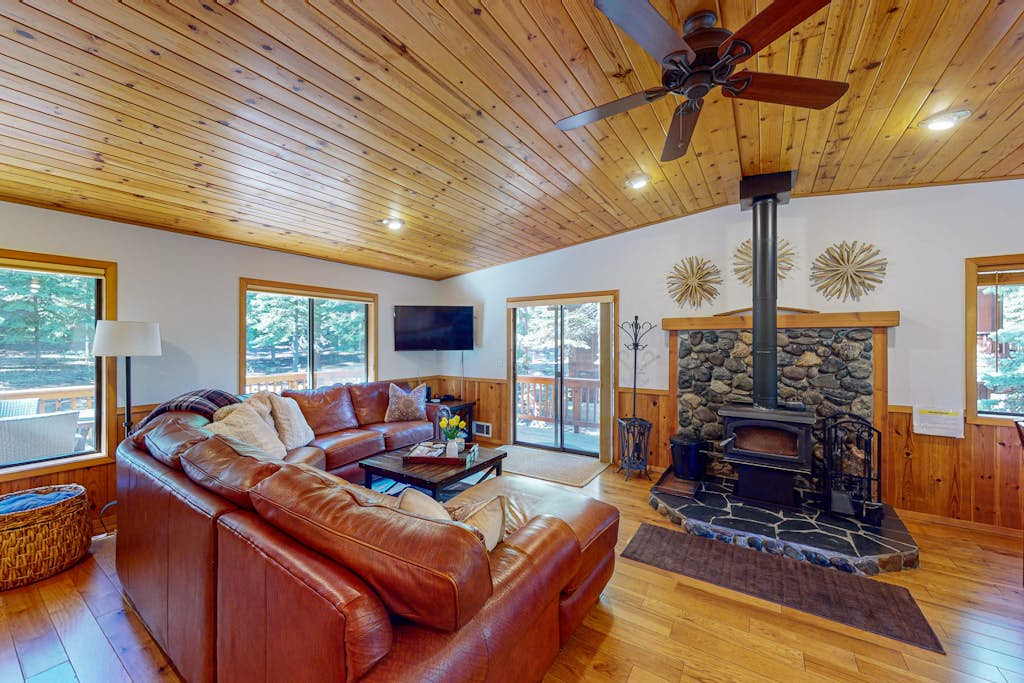 Lovely mountain home with skiing, pool, hot tub, fast WiFi, & washer&dryer