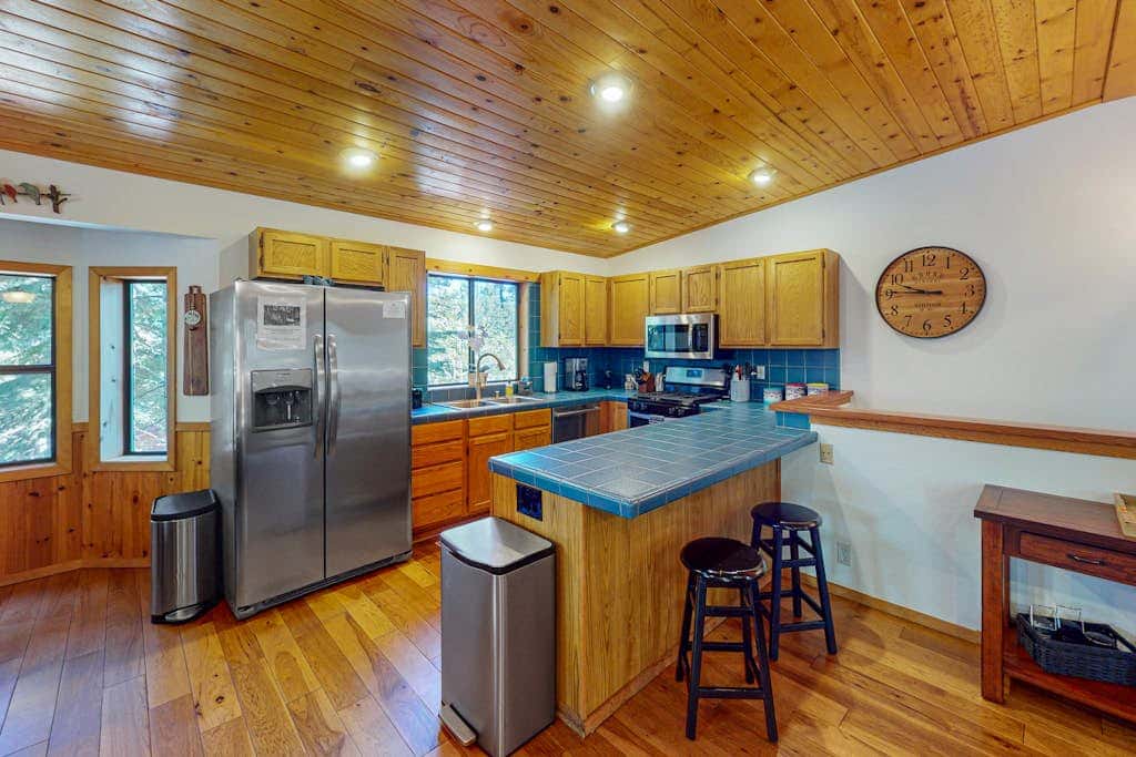 Lovely mountain home with skiing, pool, hot tub, fast WiFi, & washer&dryer