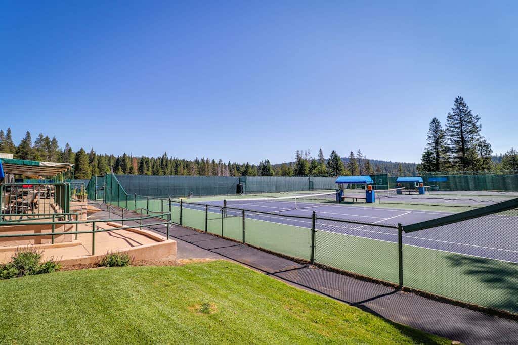 Lovely mountain home with skiing, pool, hot tub, fast WiFi, & washer&dryer