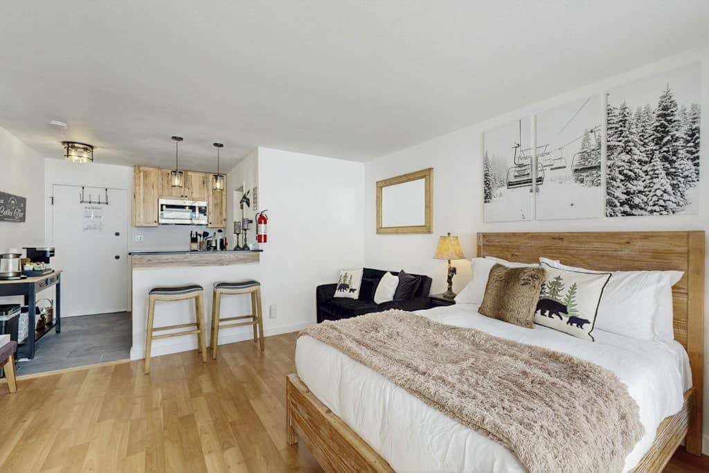 Cozy studio condo with kitchenette, deck, WiFi, & nearby activities