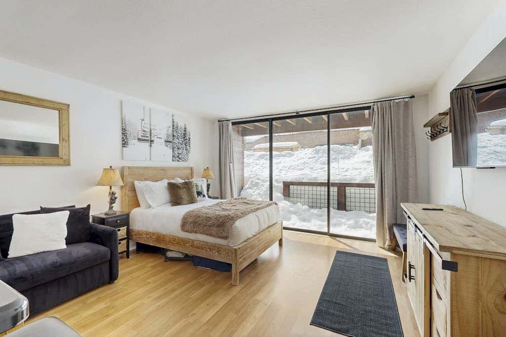 Cozy studio condo with kitchenette, deck, WiFi, & nearby activities