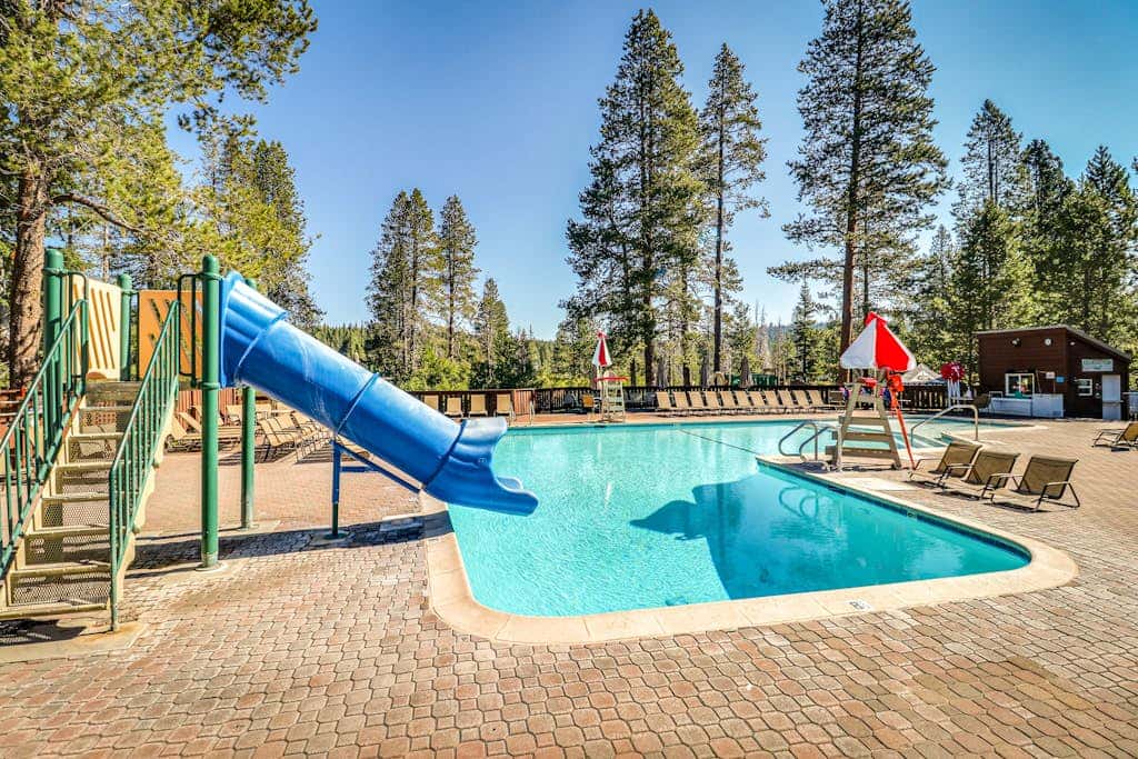 Cozy studio condo with kitchenette, deck, WiFi, & nearby activities