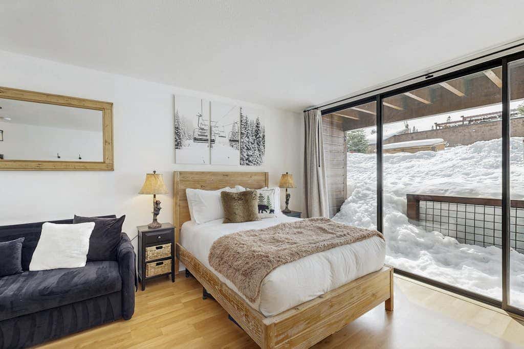 Cozy studio condo with kitchenette, deck, WiFi, & nearby activities