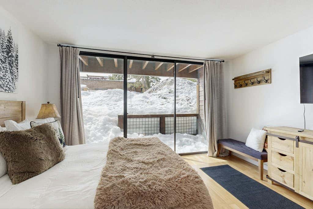 Cozy studio condo with kitchenette, deck, WiFi, & nearby activities