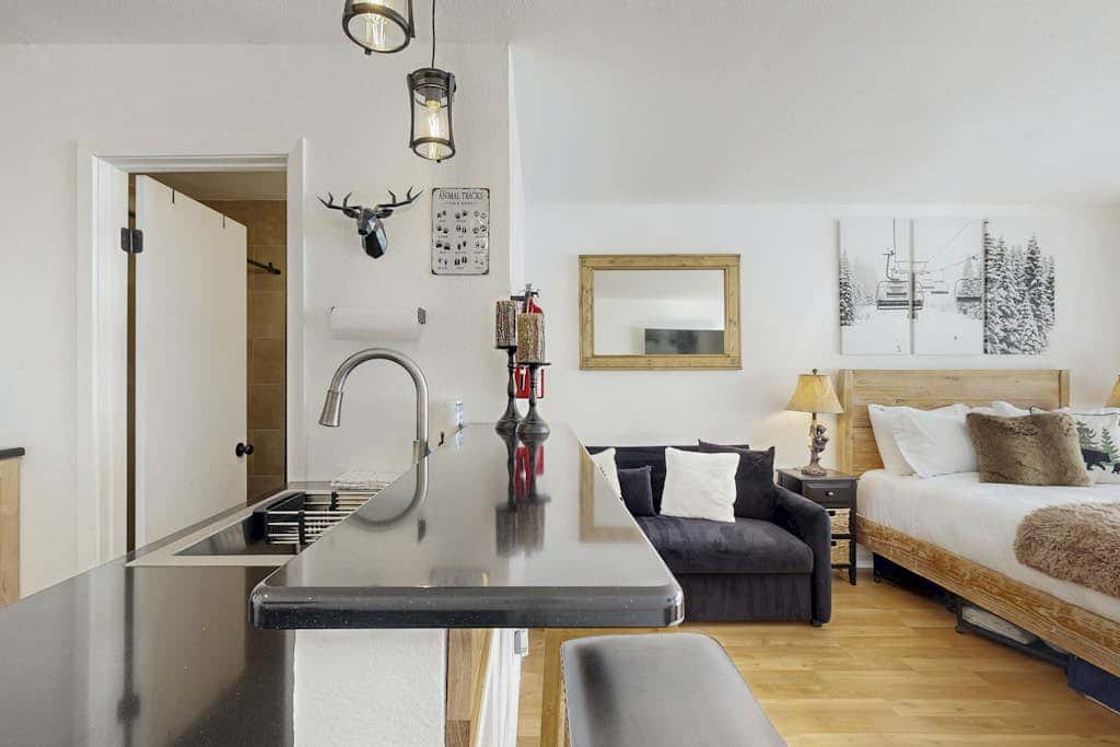 Cozy studio condo with kitchenette, deck, WiFi, & nearby activities