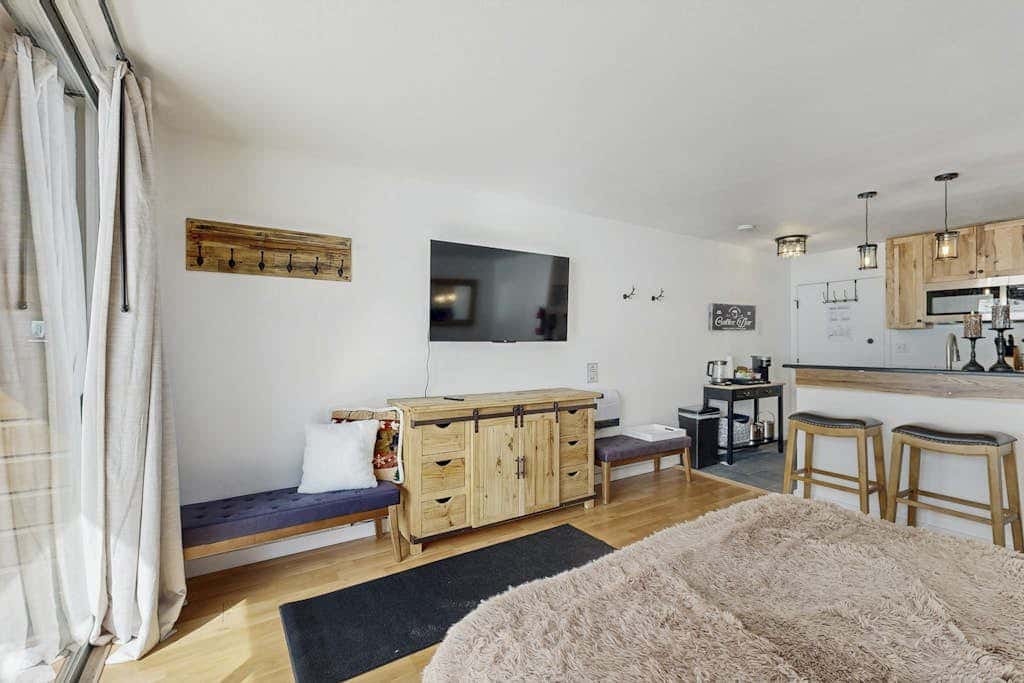 Cozy studio condo with kitchenette, deck, WiFi, & nearby activities