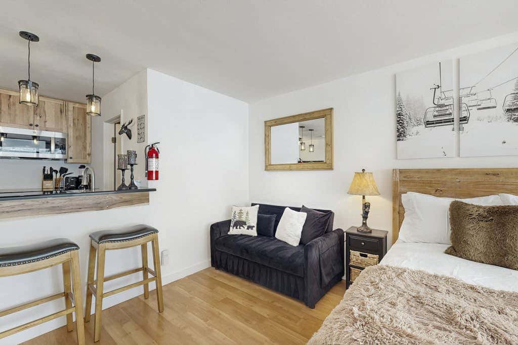 Cozy studio condo with kitchenette, deck, WiFi, & nearby activities