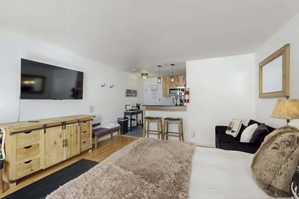 Cozy studio condo with kitchenette, deck, WiFi, & nearby activities