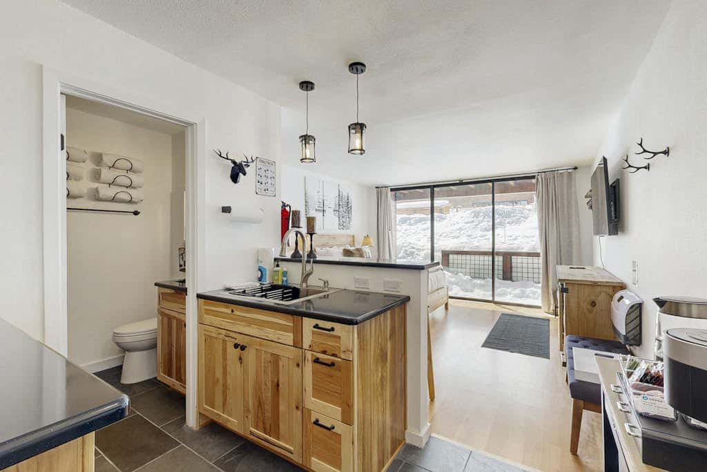 Cozy studio condo with kitchenette, deck, WiFi, & nearby activities