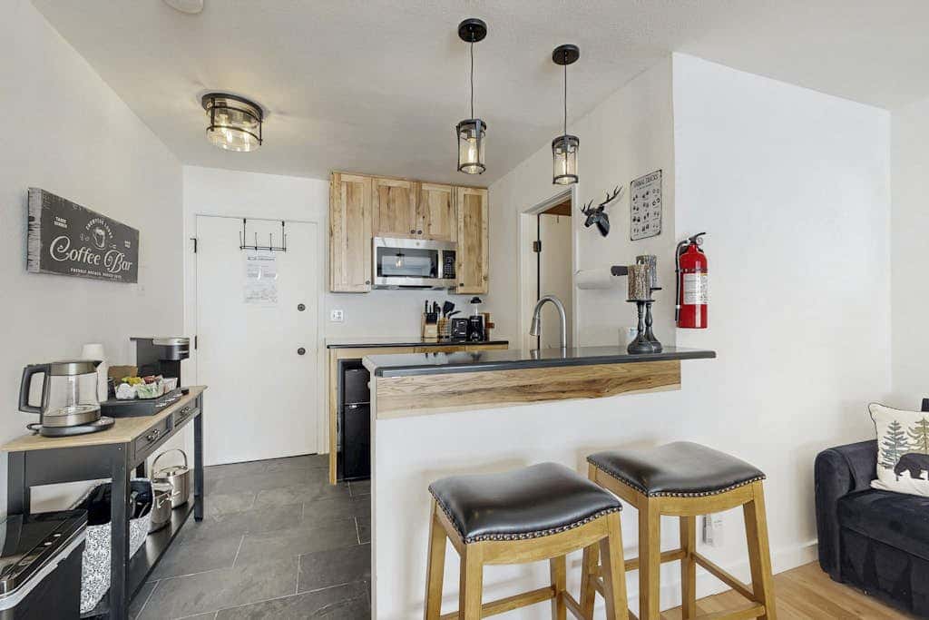Cozy studio condo with kitchenette, deck, WiFi, & nearby activities