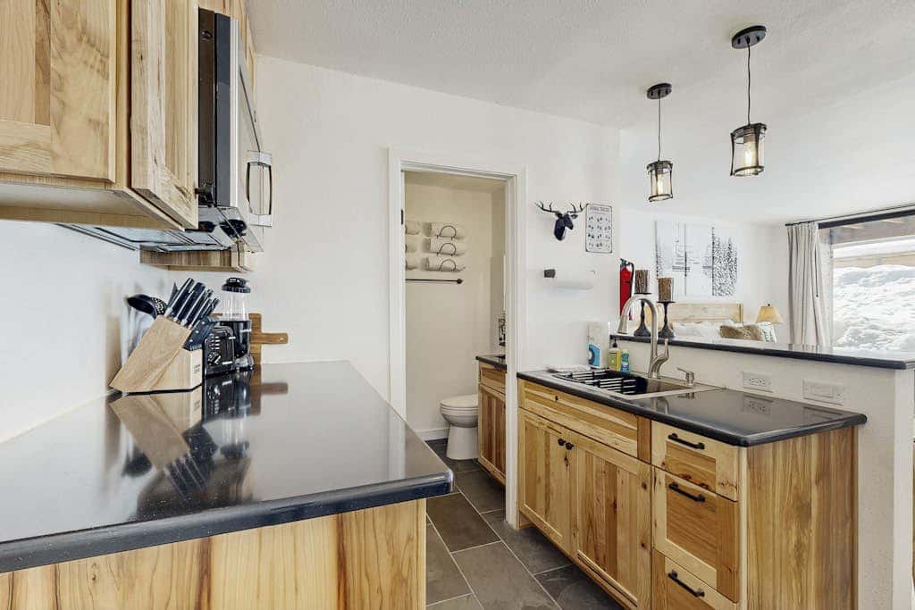 Cozy studio condo with kitchenette, deck, WiFi, & nearby activities