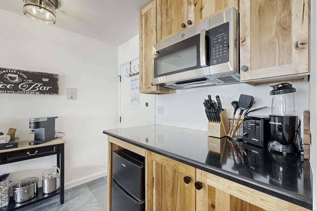 Cozy studio condo with kitchenette, deck, WiFi, & nearby activities