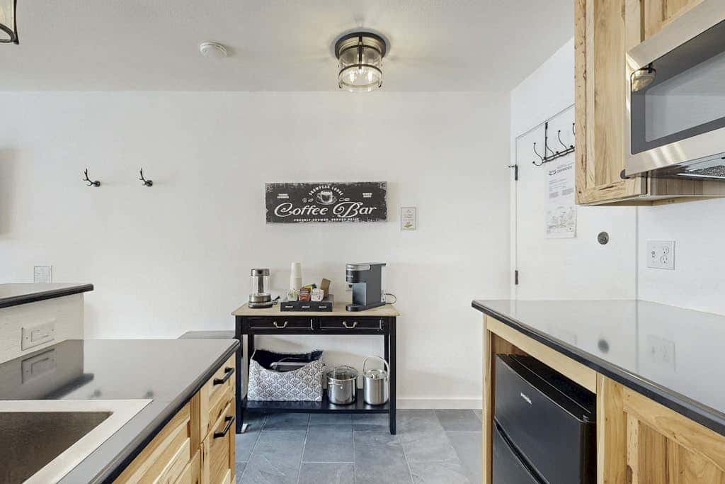 Cozy studio condo with kitchenette, deck, WiFi, & nearby activities