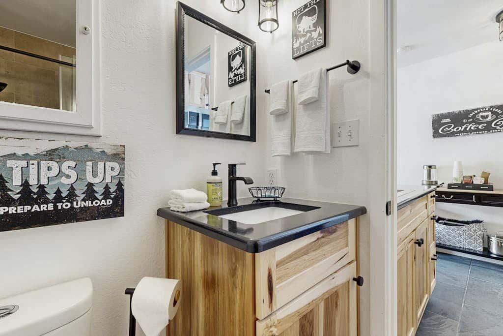 Cozy studio condo with kitchenette, deck, WiFi, & nearby activities