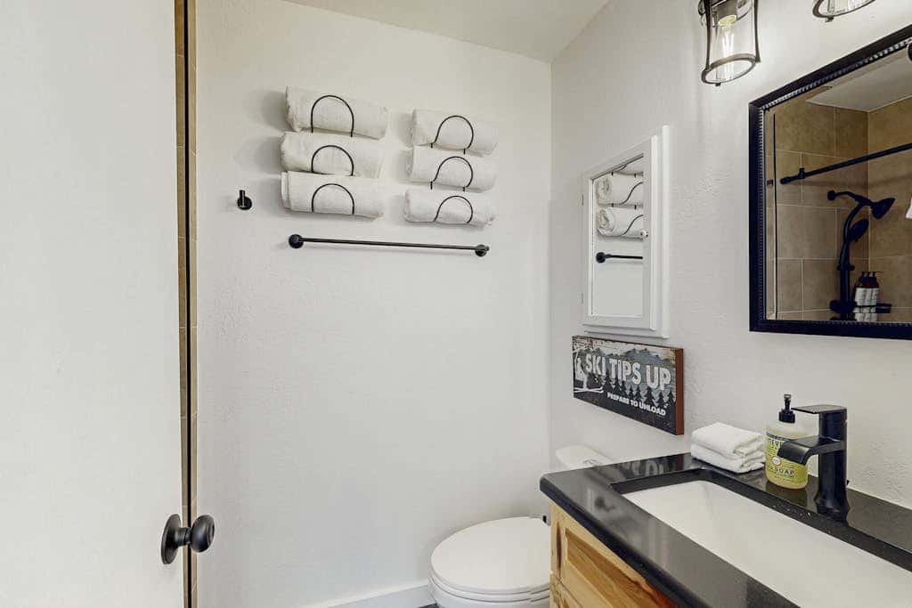 Cozy studio condo with kitchenette, deck, WiFi, & nearby activities