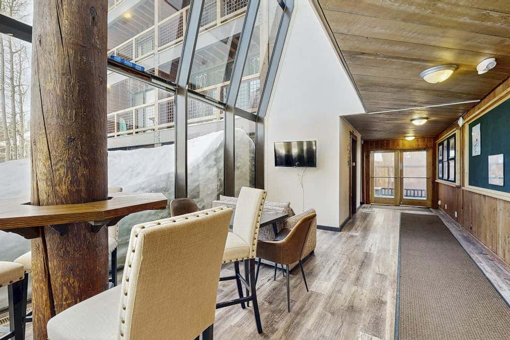 Cozy studio condo with kitchenette, deck, WiFi, & nearby activities