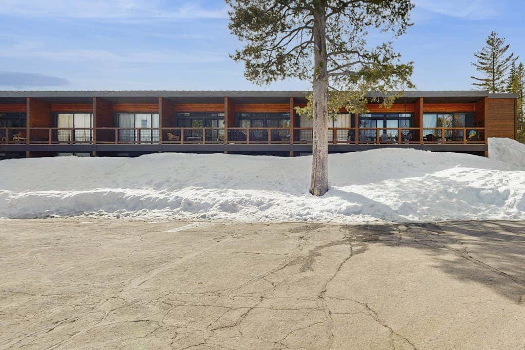 Cozy studio condo with kitchenette, deck, WiFi, & nearby activities