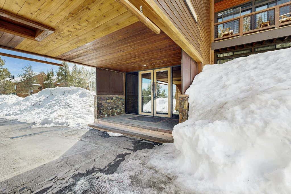 Cozy studio condo with kitchenette, deck, WiFi, & nearby activities