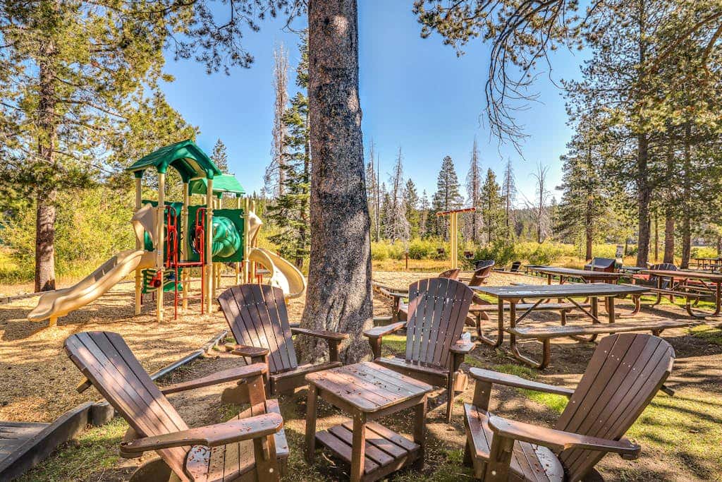 Cozy studio condo with kitchenette, deck, WiFi, & nearby activities