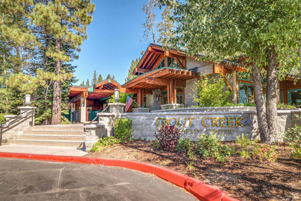 Cozy studio condo with kitchenette, deck, WiFi, & nearby activities