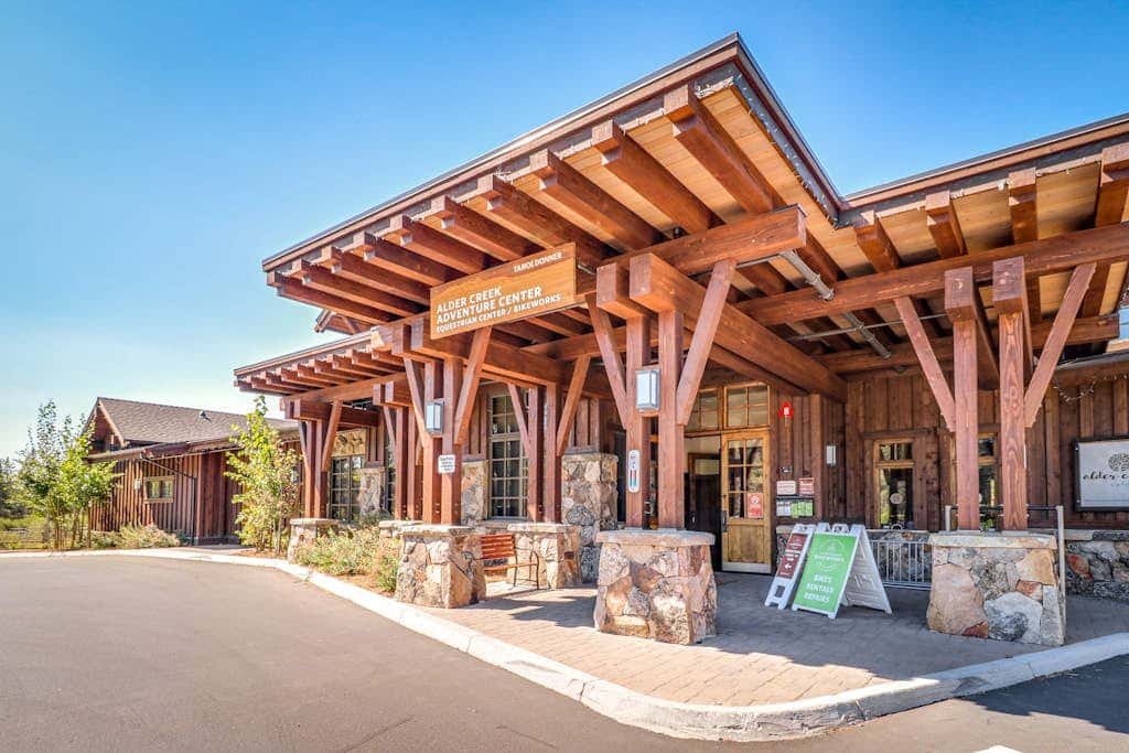 Cozy studio condo with kitchenette, deck, WiFi, & nearby activities