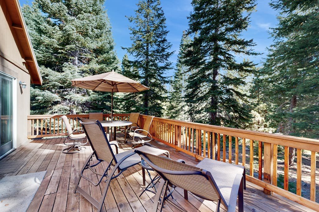 Updated Retreat - Fireplace, Large Deck & Grill - Near Rec Center & Eateries
