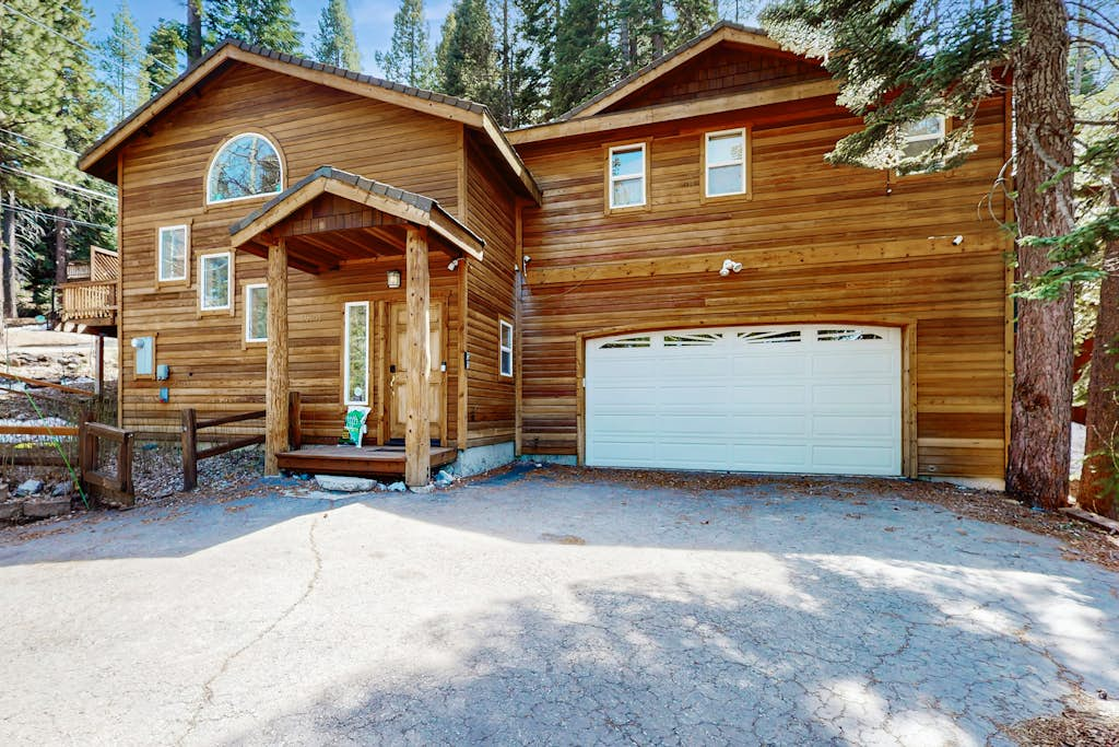 Wooded Charm with Deck, & Full Kitchen - Close to Town
