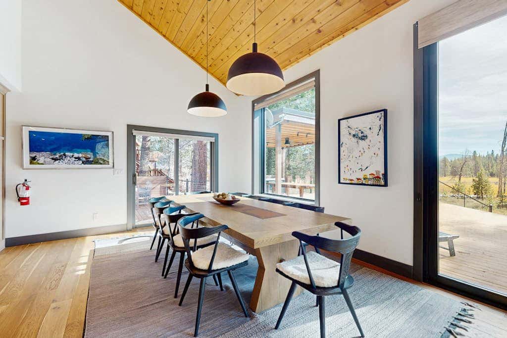 Expansive Tahoe home with hot tub, deck, sauna, game room and washer&dryer