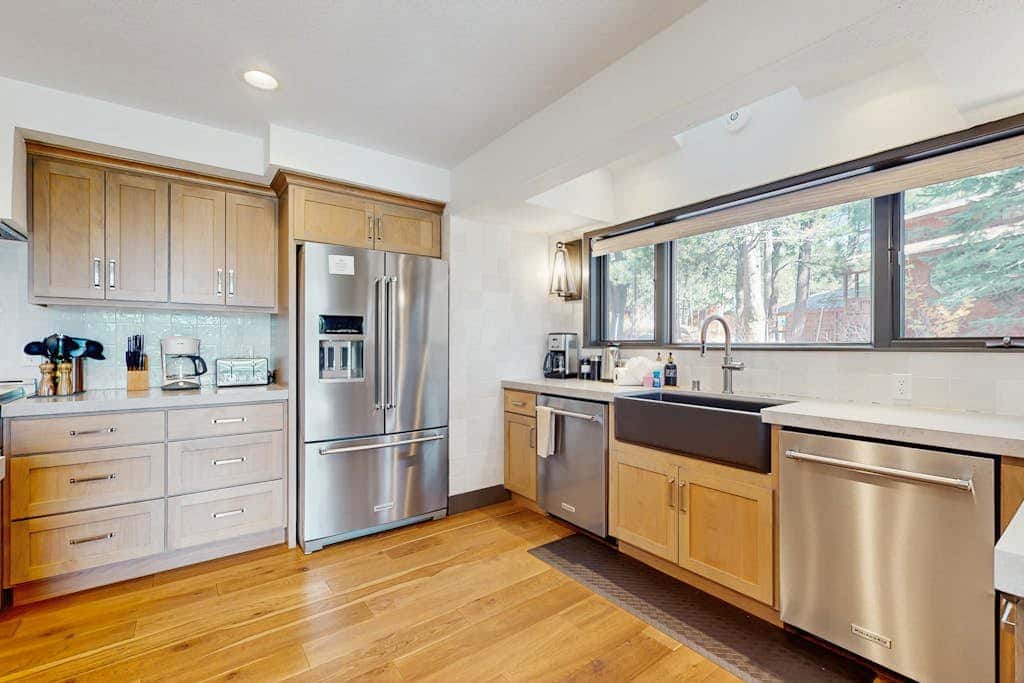 Expansive Tahoe home with hot tub, deck, sauna, game room and washer&dryer