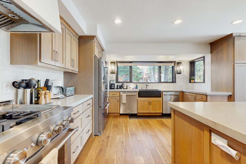 Expansive Tahoe home with hot tub, deck, sauna, game room and washer&dryer