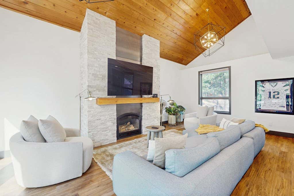 Expansive Tahoe home with hot tub, deck, sauna, game room and washer&dryer