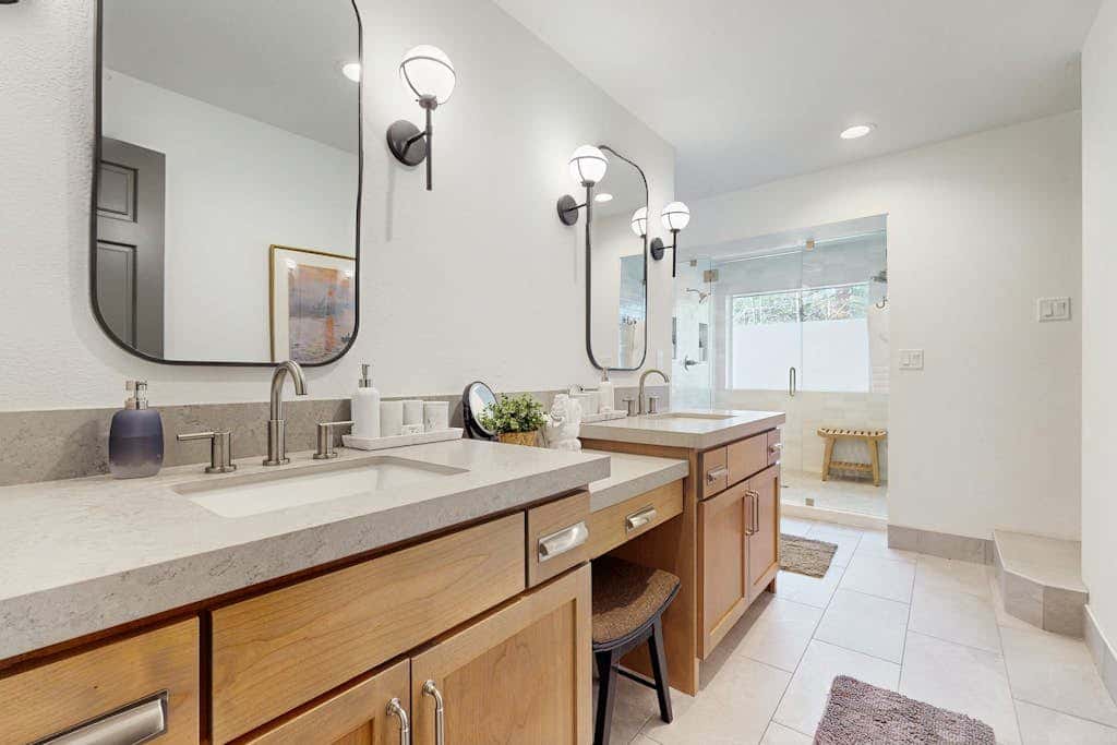 Expansive Tahoe home with hot tub, deck, sauna, game room and washer&dryer