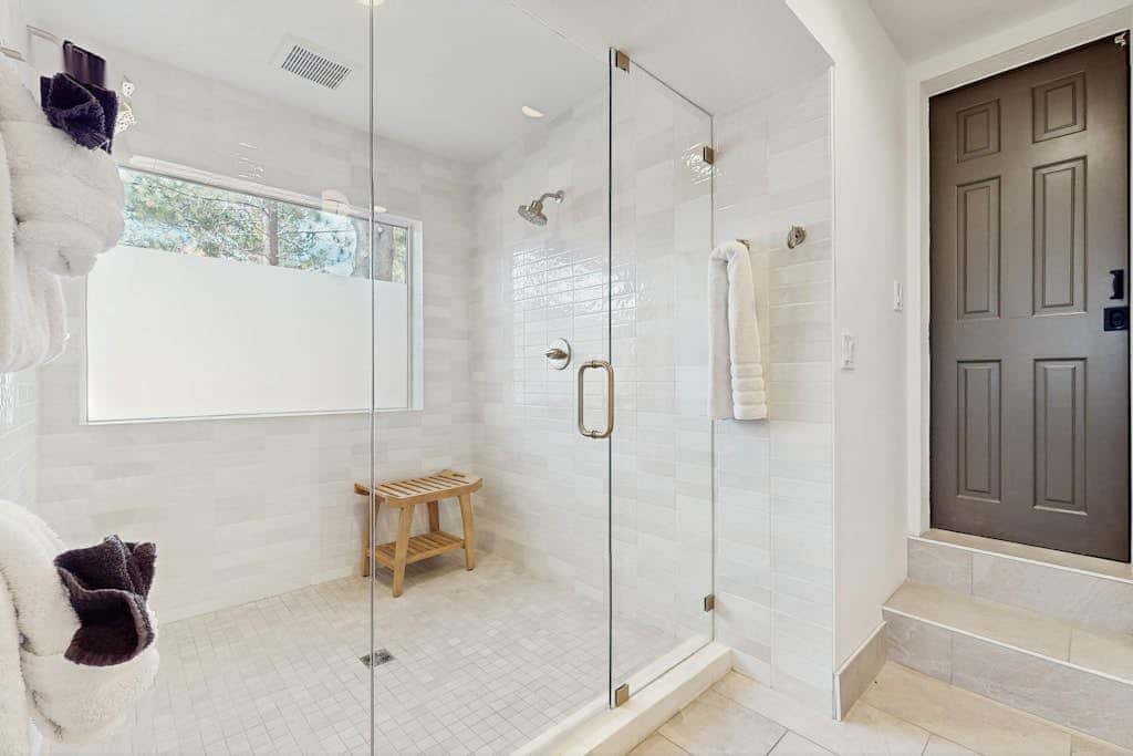 Expansive Tahoe home with hot tub, deck, sauna, game room and washer&dryer