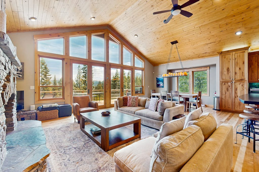 Gorgeous dog-friendly home with private hot tub, shared pool & mountain views