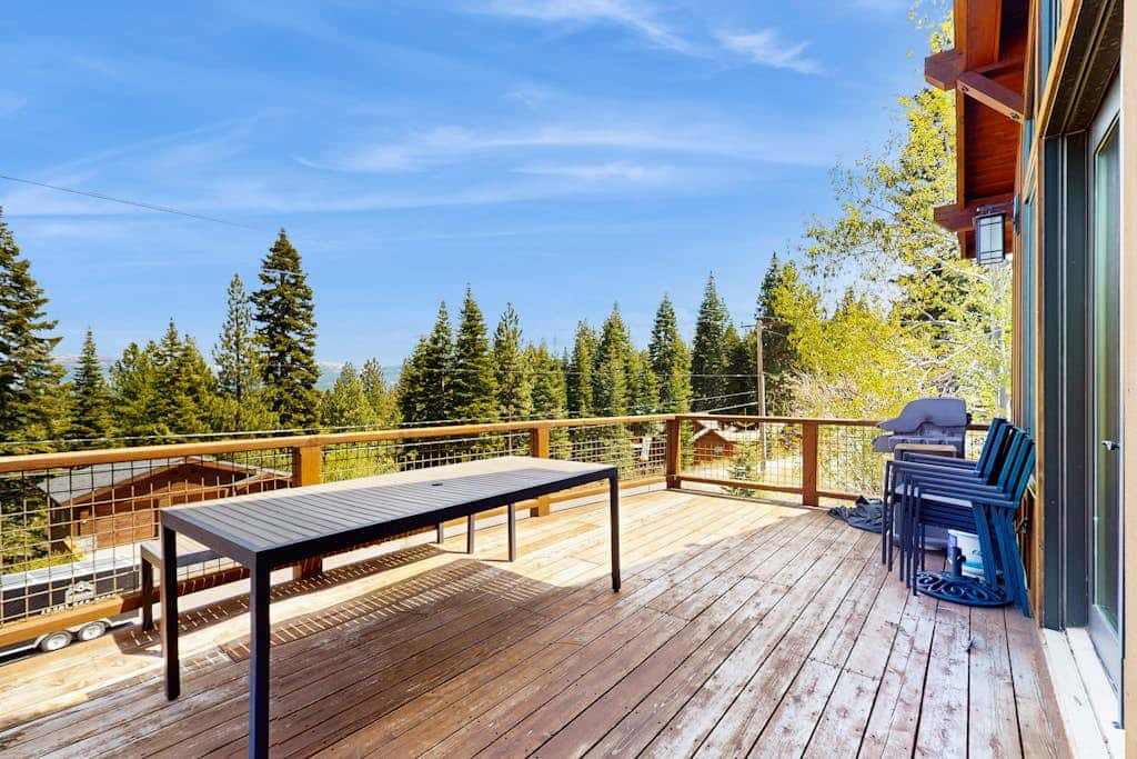 Gorgeous dog-friendly home with private hot tub, shared pool & mountain views
