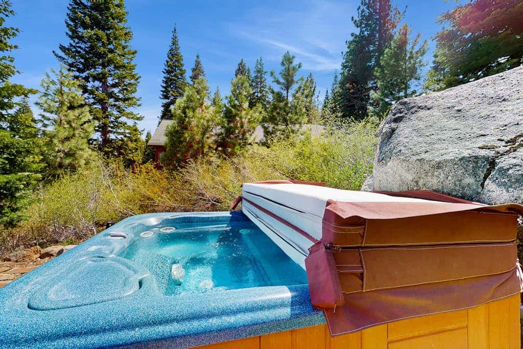 Gorgeous dog-friendly home with private hot tub, shared pool & mountain views