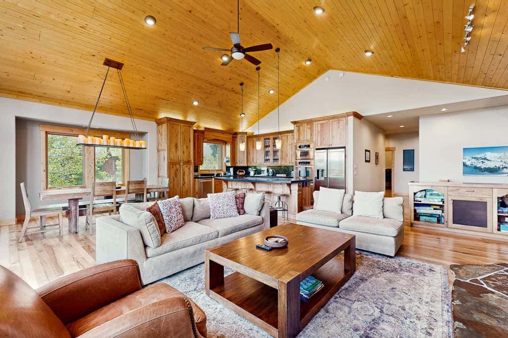 Gorgeous dog-friendly home with private hot tub, shared pool & mountain views