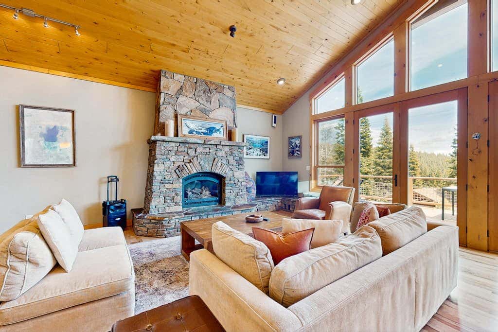 Gorgeous dog-friendly home with private hot tub, shared pool & mountain views