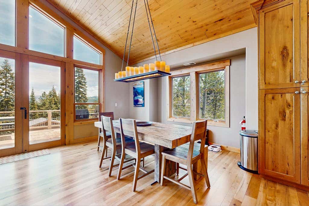 Gorgeous dog-friendly home with private hot tub, shared pool & mountain views