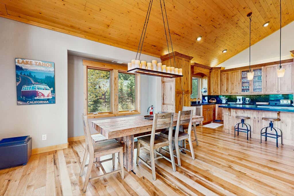 Gorgeous dog-friendly home with private hot tub, shared pool & mountain views