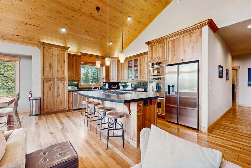 Gorgeous dog-friendly home with private hot tub, shared pool & mountain views
